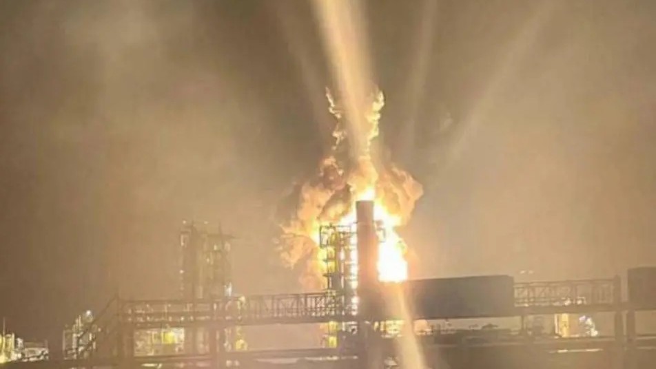 ইউক্রেনের ড্রোন হামলা রাশিয়ার অন্যতম বৃহৎ তেল শোধনাগারে